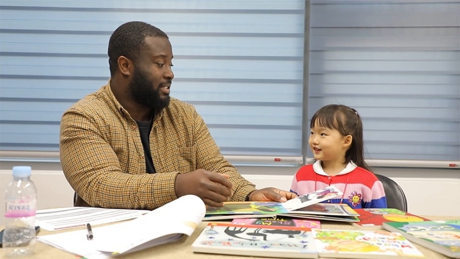 원어민 선생님과 1:1 인터뷰를 하는 아이
